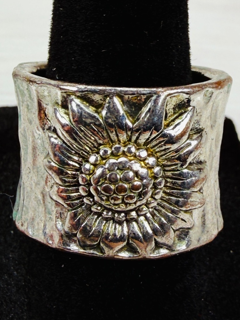 Aged Silvertone Raised etched Sunflower Hammered weighted Ring 8 1/2-9